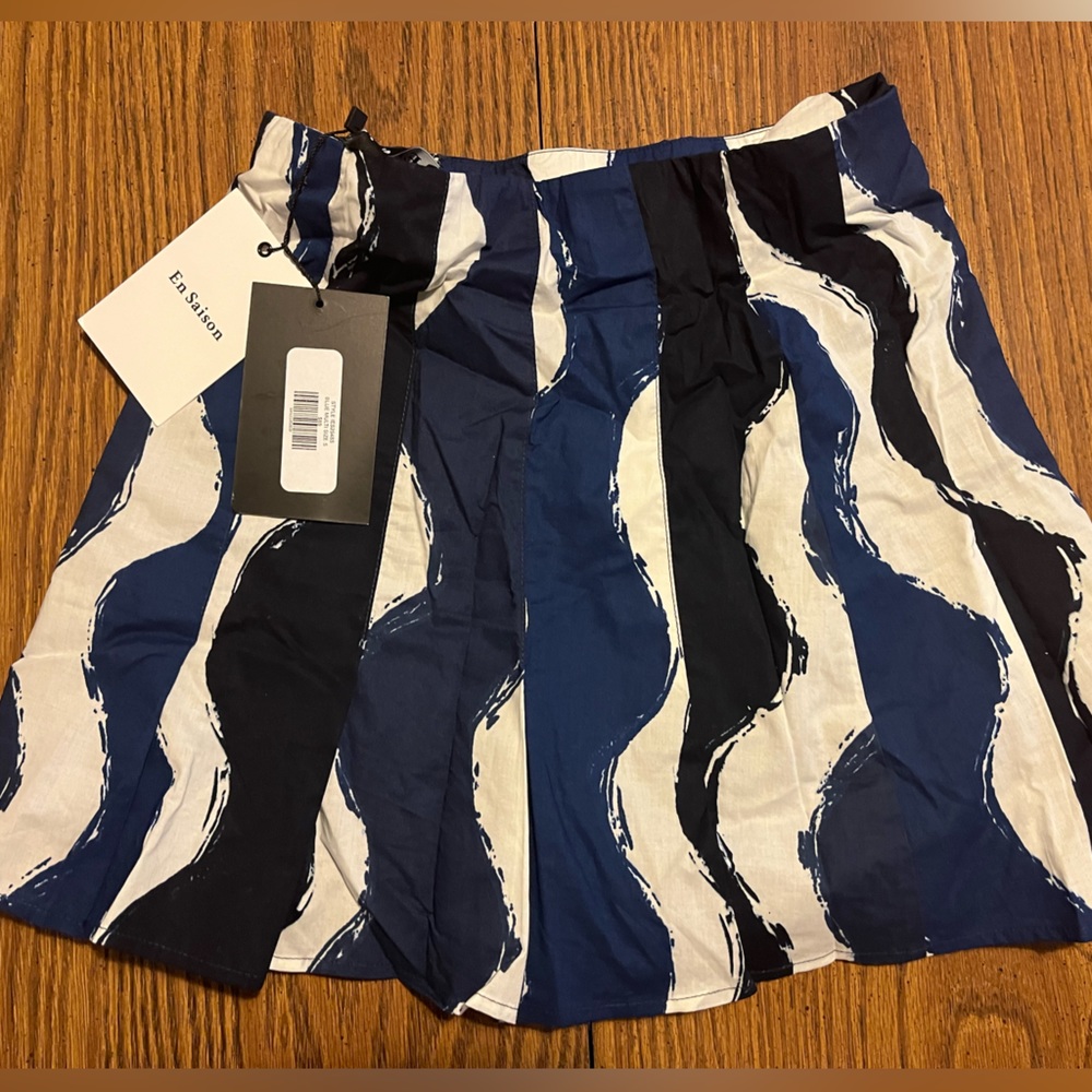 En Saison mini skirt WITH tags. never worn.